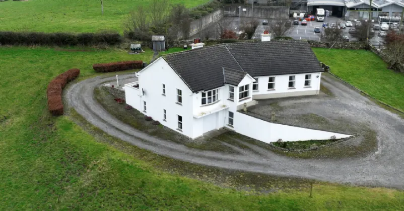 Photo of New Road, Roscrea, Co. Tipperary, E53 NX27