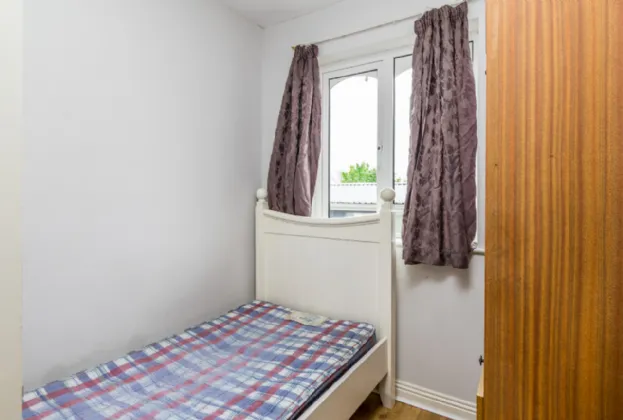 Photo of 5 Bank Gardens, Henry Street, Roscommon, F42F884