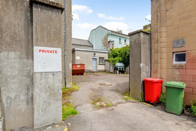 Photo of Clinton's, 25-27 Parnell Street, Clonmel, Co. Tipperary, E91X2V5