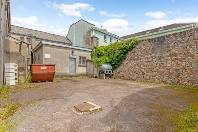 Photo of Clinton's, 25-27 Parnell Street, Clonmel, Co. Tipperary, E91X2V5