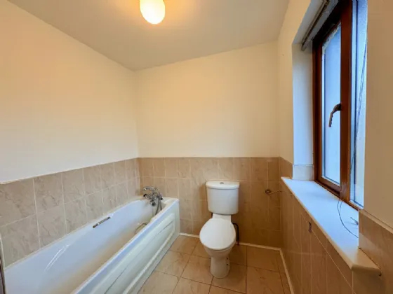 Photo of 16 Racecourse Lawns, Westport Road, Clifden, H71X092