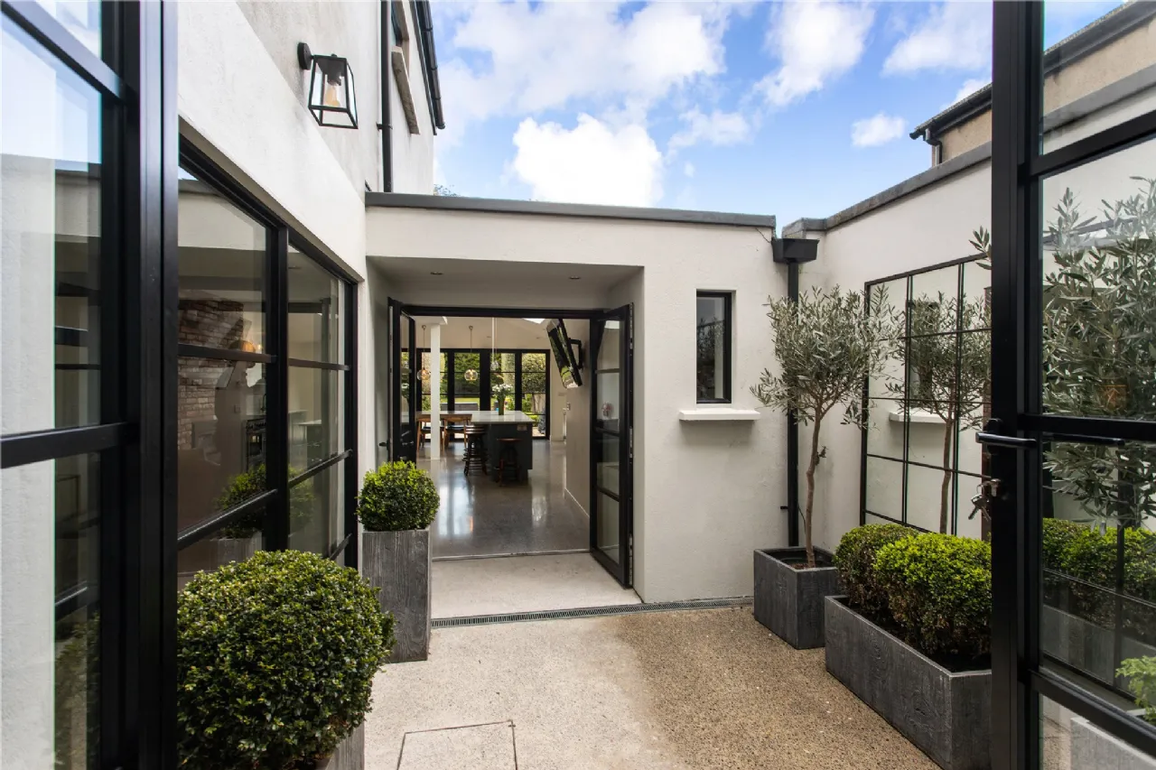 Photo of 22 Shelbourne Road, Ballsbridge, Dublin 4, D04 FR99