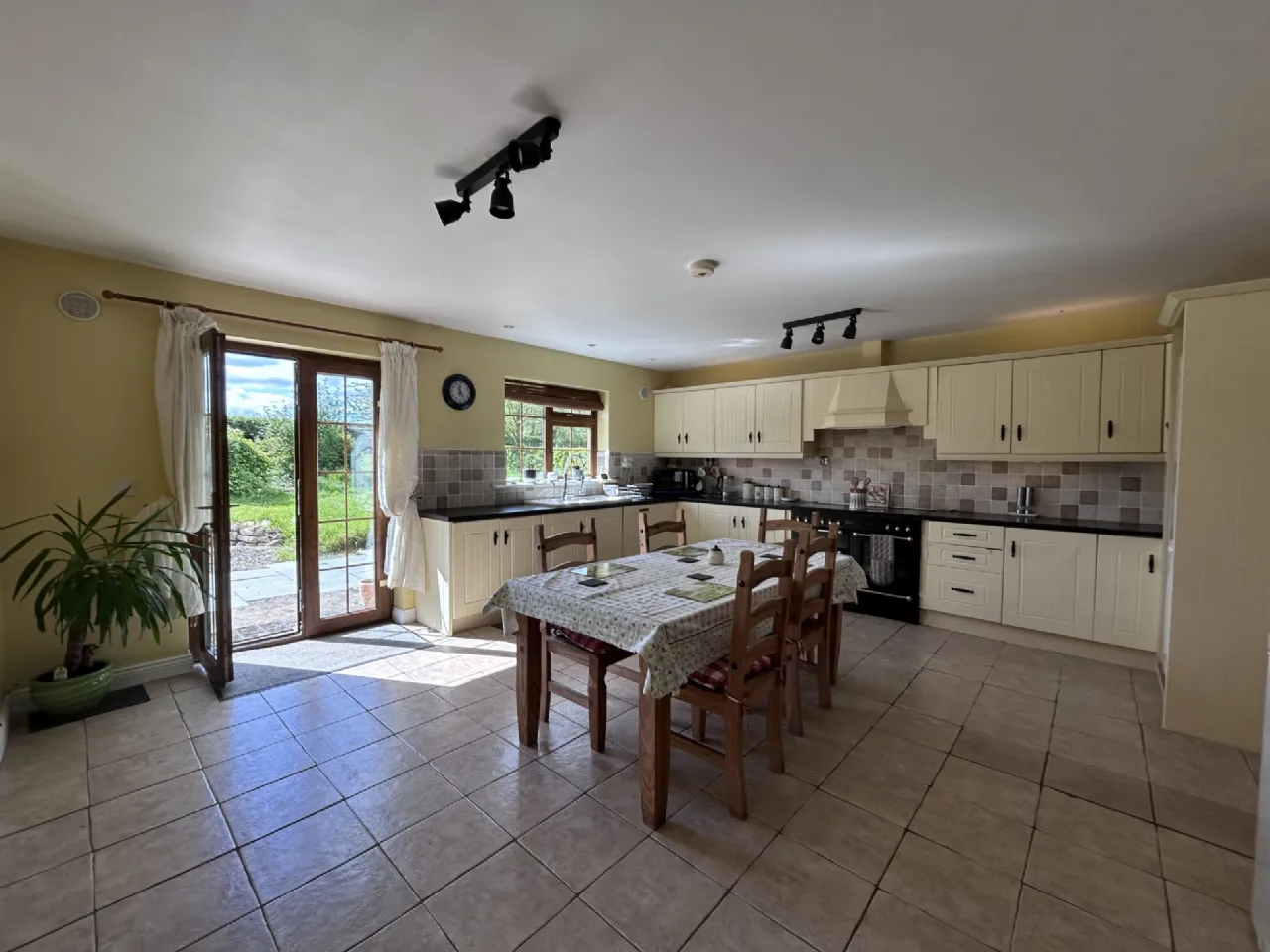 Photo of Honeysuckle Cottage, Ballinahinch, Cashel, Tipperary, E25V078