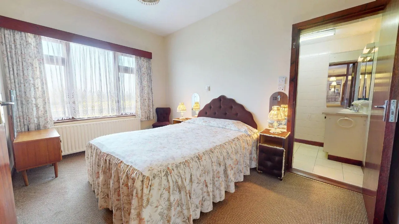 Photo of 4 Bed Plus Granny Flat, 