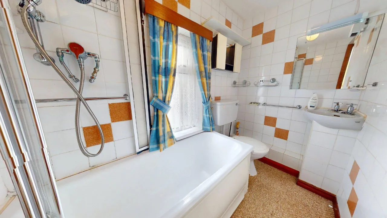 Photo of 4 Bed Plus Granny Flat, 