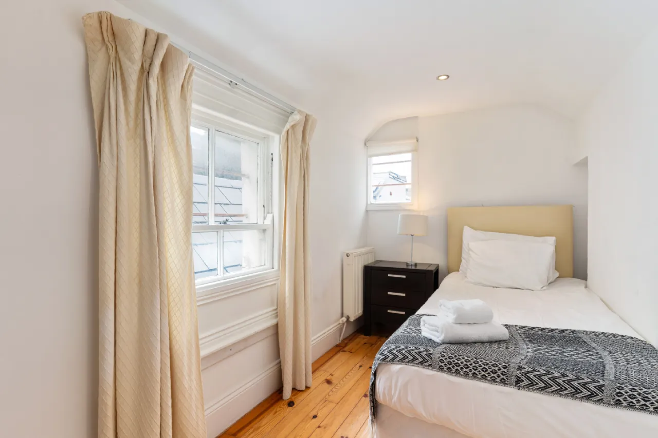 Photo of 18 Albert Place East, Grand Canal Street, Dublin 2, D02 AH61