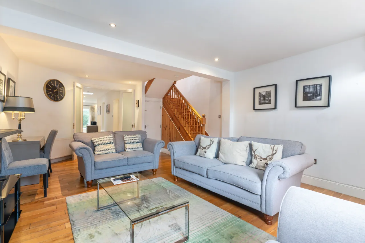 Photo of 18 Albert Place East, Grand Canal Street, Dublin 2, D02 AH61